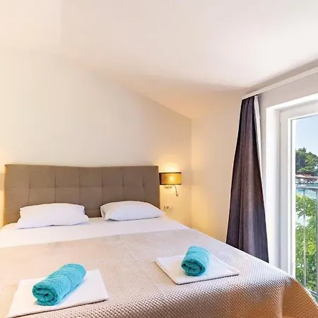 Estera By Guide * Žuljana