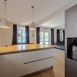 Estera By Guide Vila