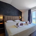 Estera By Guide Vila