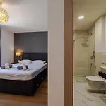 Estera By Guide Vila