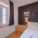Estera By Guide Vila *