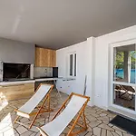 Estera By Guide Vila *