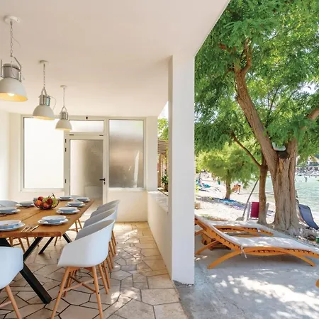 Estera By Guide Vila Ston